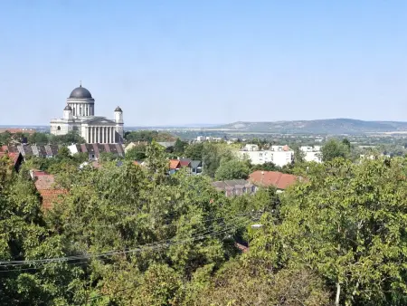 Eladó családi ház, Esztergom 7 szoba 244 m² 145 M Ft