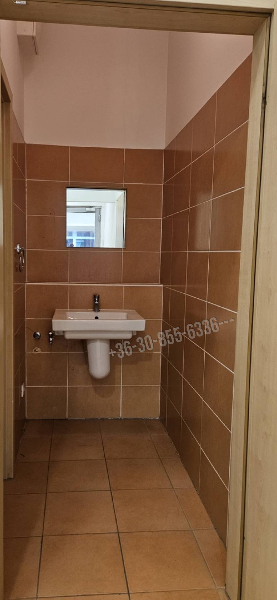 eladó újszerű iroda földszinti, utcai, Budapest, IX. kerület