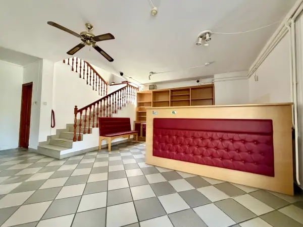 Eladó üzlethelyiség utcai bejáratos, Keszthely 690 m² 200 M Ft